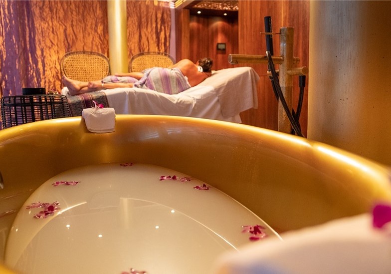 Privat Spa Treatment in der Seerose mit goldener Badewanne