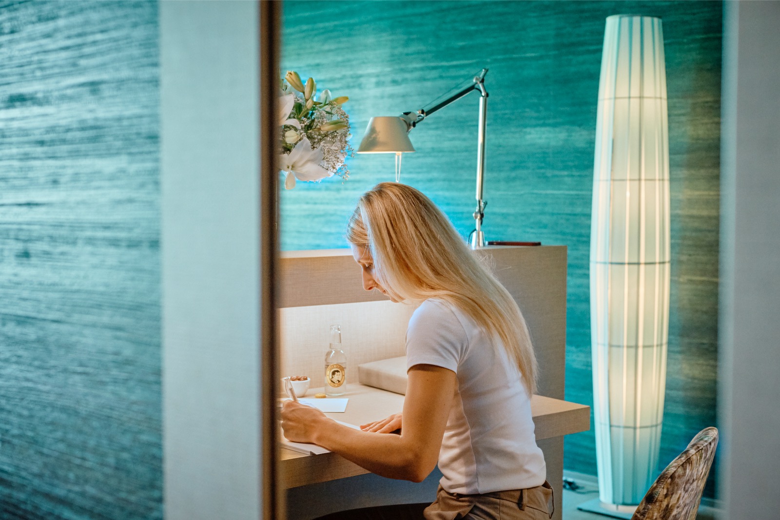 Seerose-Resort-and-Spa-Meisterschwanden_Rooms_Elements_Lake_35.jpg