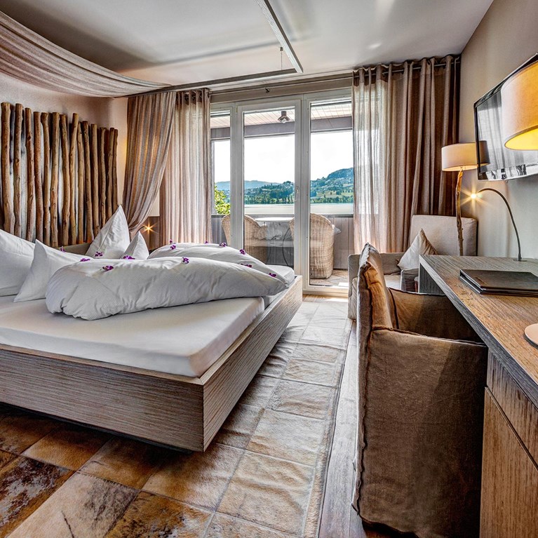 Seerose-Resort-and-Spa-Meisterschwanden_Rooms_Classic_Lake_13.jpg