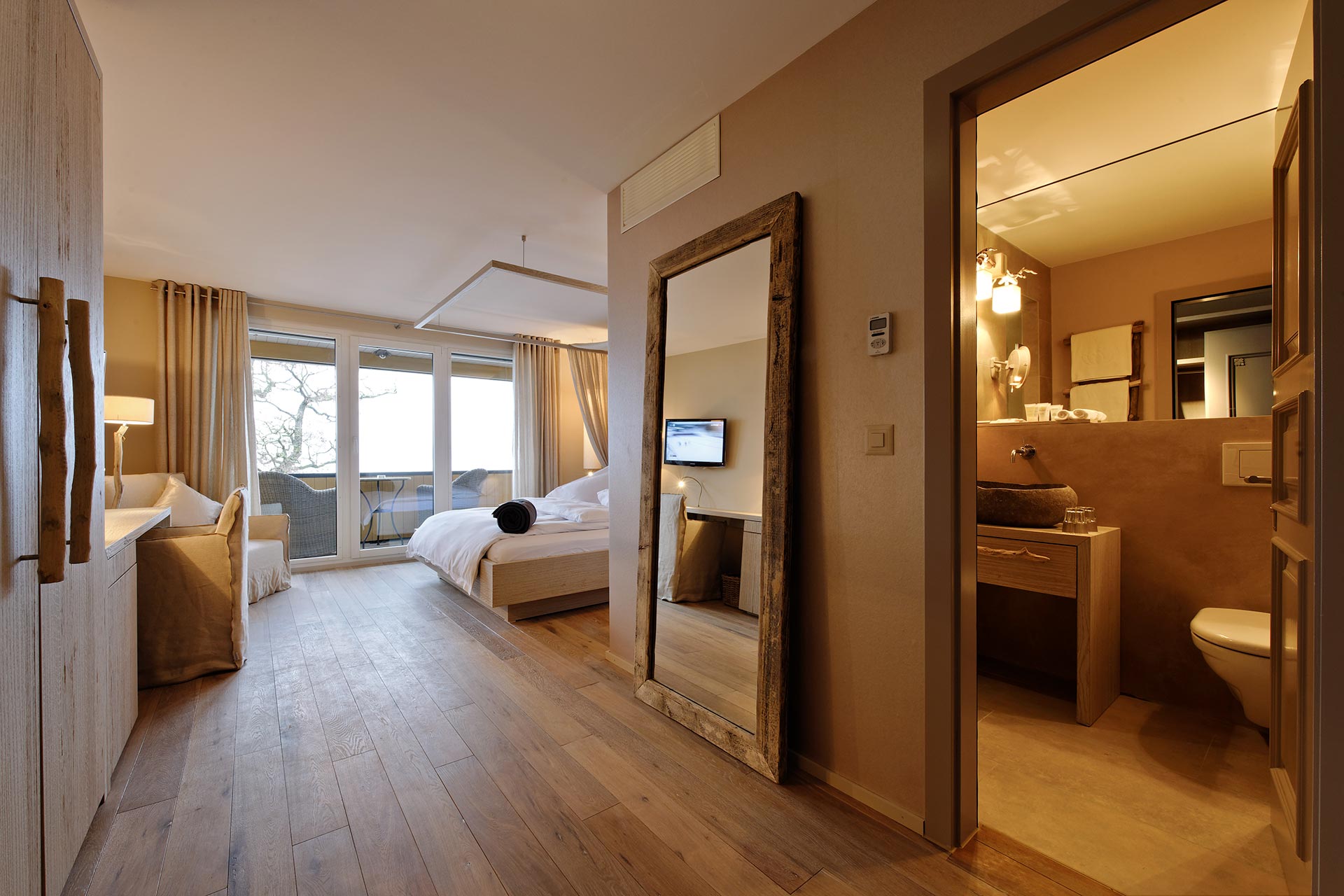 seerose-resort-and-spa-meisterschwanden_rooms_classic_lake_10.jpg