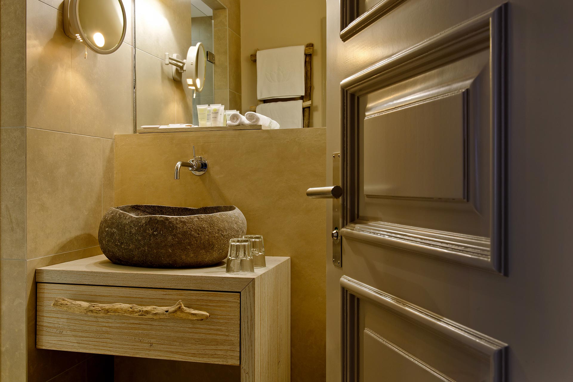 seerose-resort-and-spa-meisterschwanden_rooms_classic_familienzimmer_02.jpg